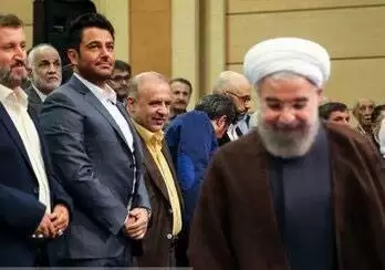  تصاویری از محمدرضا گلزار، مجری پانتولیگ، در کنار آقای حسن روحانی بر سر سفره ی افطاری 