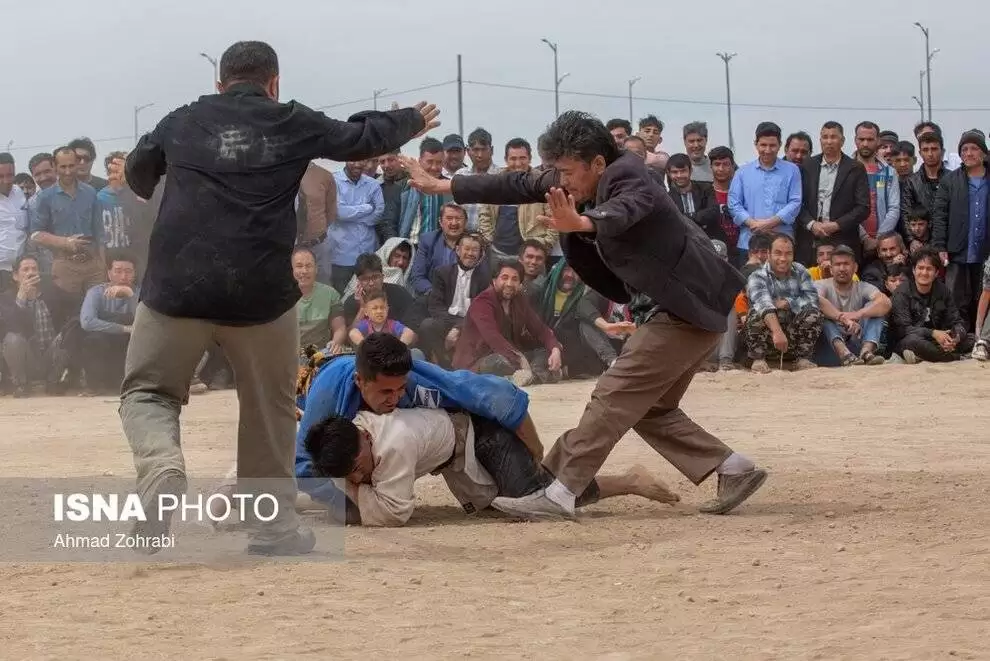 تصاویر - مسابقات کشتی سنتی افغانستانی های مقیم ایران