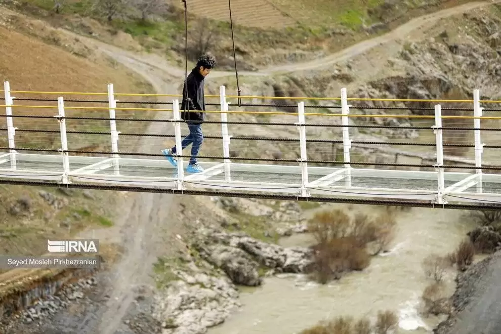 تصاویر - بازدید گردشگران از بزرگترین پل شیشه ای معلق ایران