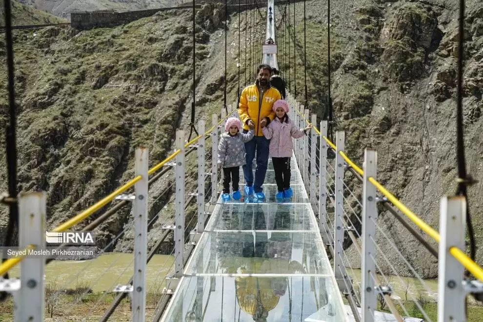 تصاویر - بازدید گردشگران از بزرگترین پل شیشه ای معلق ایران
