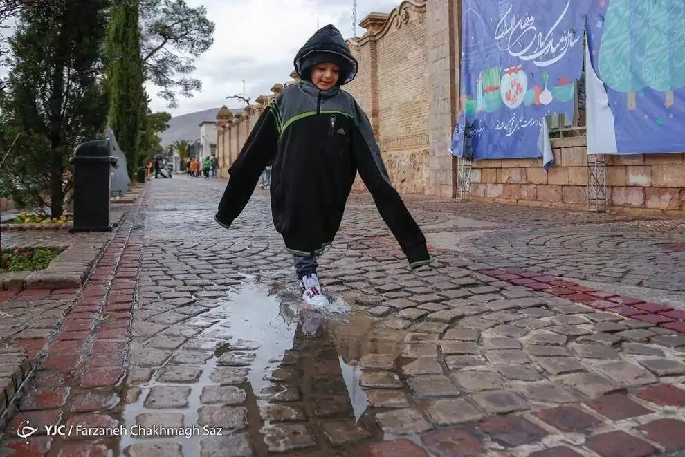 تصاویر - بارش رحمت الهی بر سر مهمانان نوروزی در شیراز
