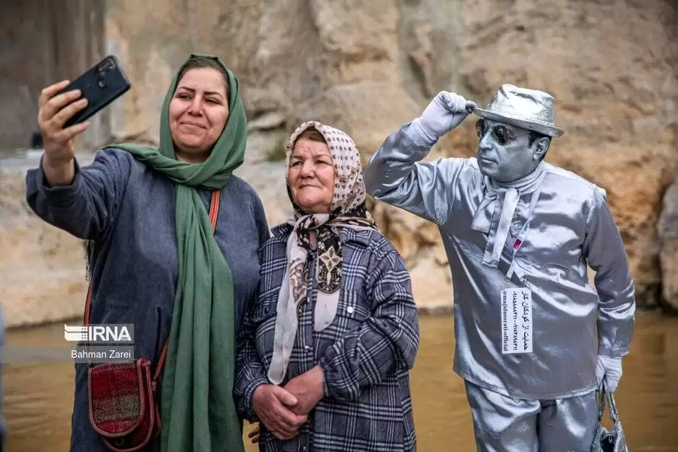 تصاویر - گردشگران نوروزی در محوطه تاریخی طاق بستان
