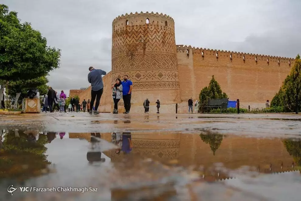 تصاویر - بارش رحمت الهی بر سر مهمانان نوروزی در شیراز
