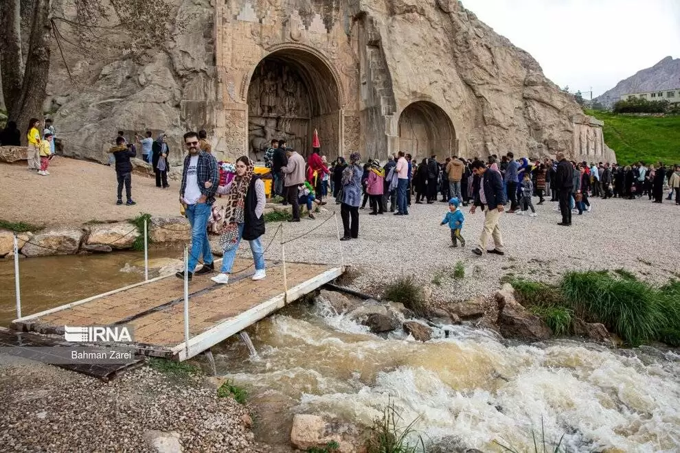 تصاویر - گردشگران نوروزی در محوطه تاریخی طاق بستان