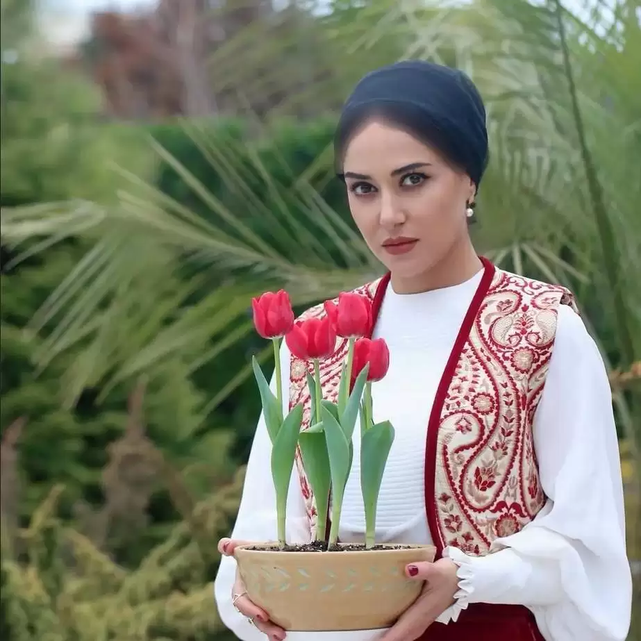 پریناز ایزدیار خوش تیپ ترین خانم بازیگر ایرانی شد + عکس استایل عیدانه 1403!