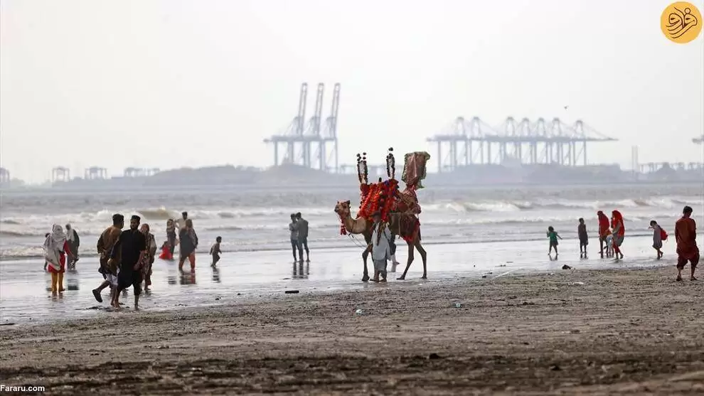 تصاویر - لذت پاکستانی ها از آب و هوای ساحل کلیفتون