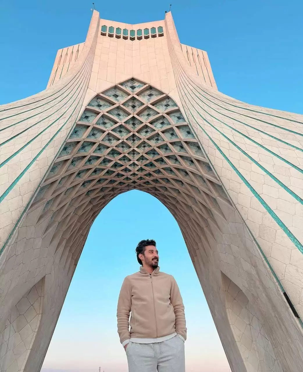 عکس -  ژست رضا قوچان نژاد زیر برج آزادی
