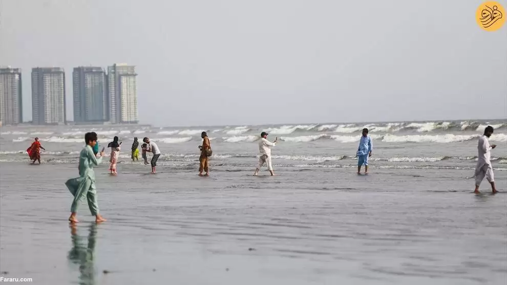 تصاویر - لذت پاکستانی ها از آب و هوای ساحل کلیفتون
