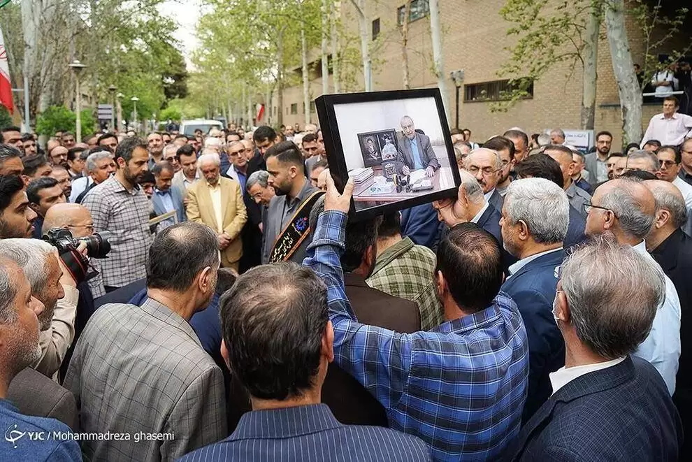 تصاویر - تشییع پیکر حمید بهبهانی، وزیر کار دولت احمدی نژاد