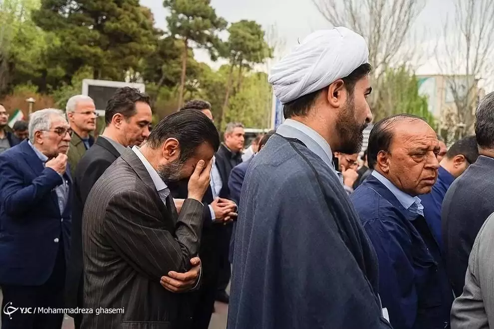 عکسی از محمود احمدی نژاد زیر تابوت حمید بهبهانی، وزیر فوت شده اش
