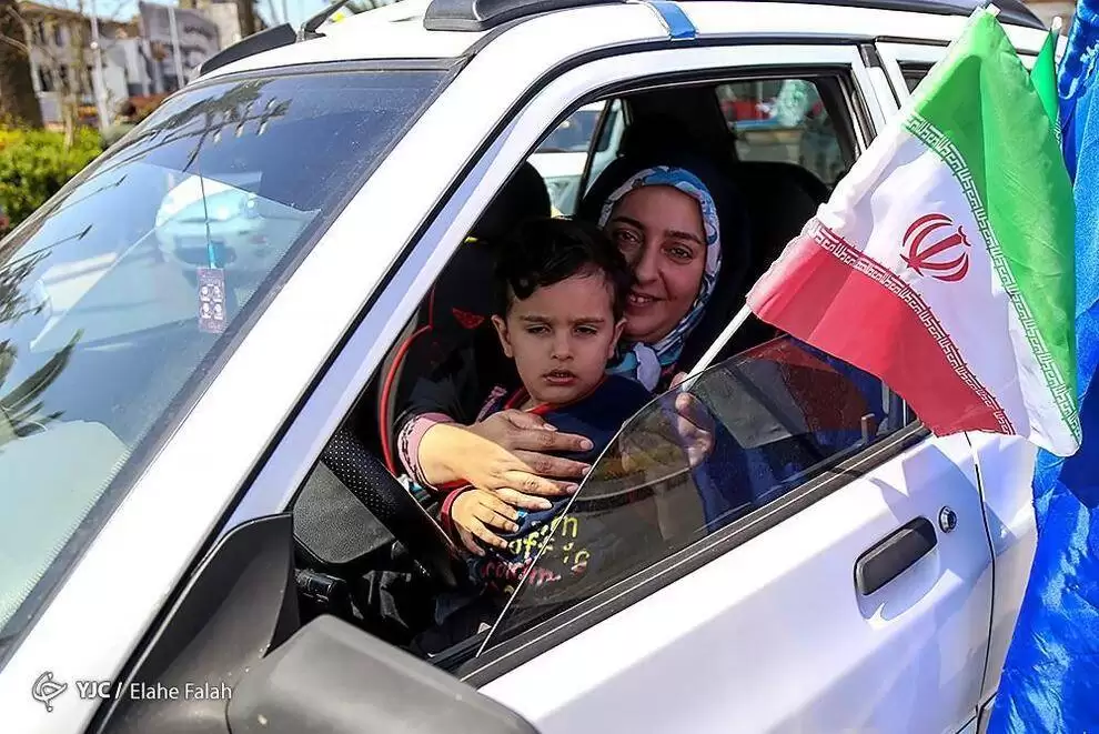 تصاویر - کاروان خودرویی و شادی مردم رشت در پی حملات سپاه