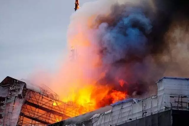 آتش سوزی گسترده ساختمان تاریخی 400 ساله -  عکس