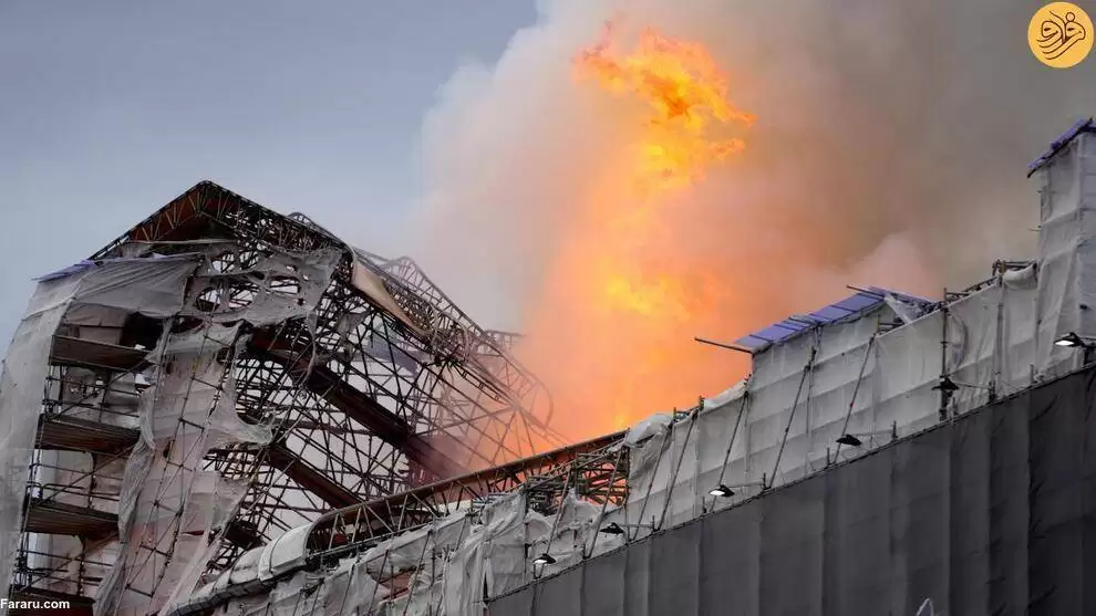 تصاویر - ساختمان تاریخی بورس دانمارک تسلیم شعله های آتش شد