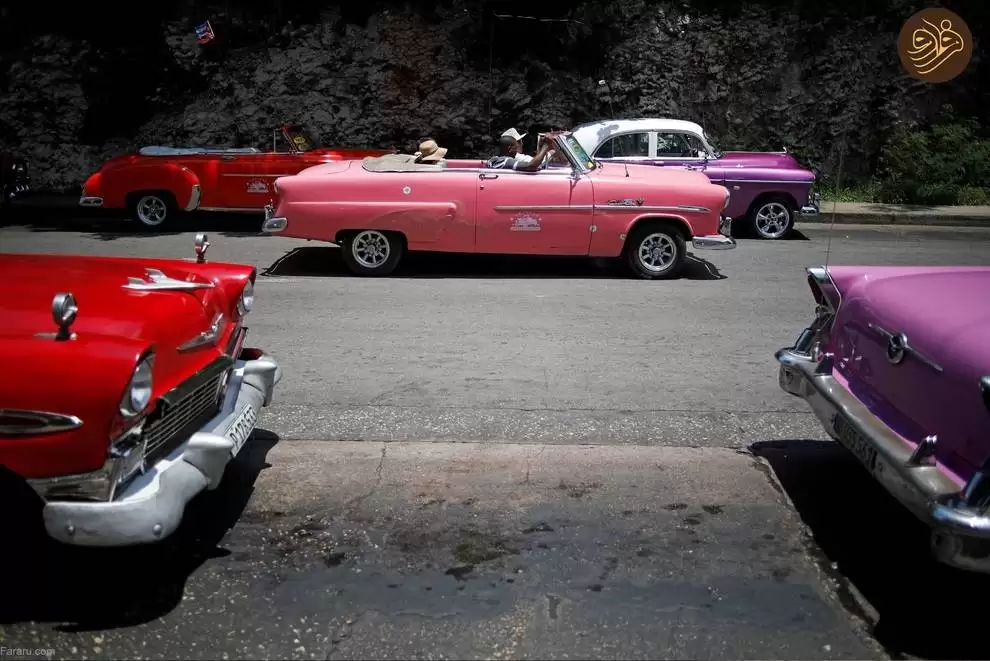 تصاویر - خودرو های کلاسیک رنگارنگ در خیابان های هاوانا