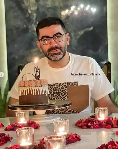 تزیین عاشقانه میز تولد فرزاد حسنی مجری پر طرفدار در خانه اش با شمع و گل -  مبارکا باشه +عکس