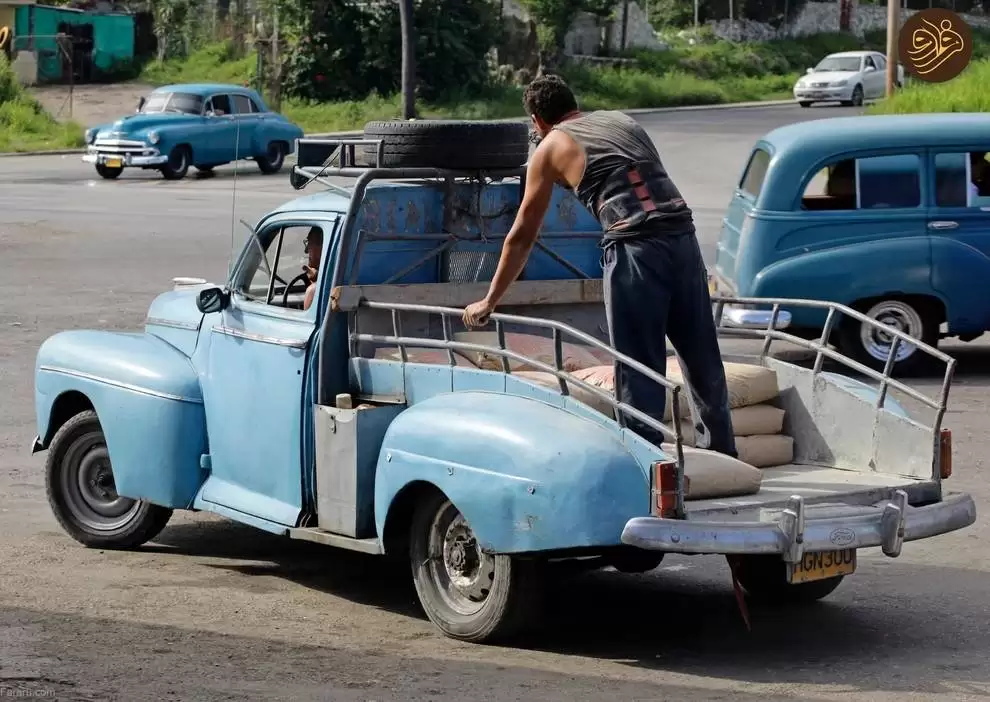 تصاویر - خودرو های کلاسیک رنگارنگ در خیابان های هاوانا