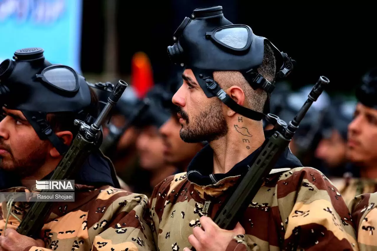 خالکوبی جالب یک سرباز در رژه ارتش  -  عکس