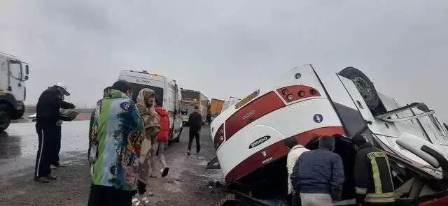واژگونی اتوبوس عازم تهران -  عکس