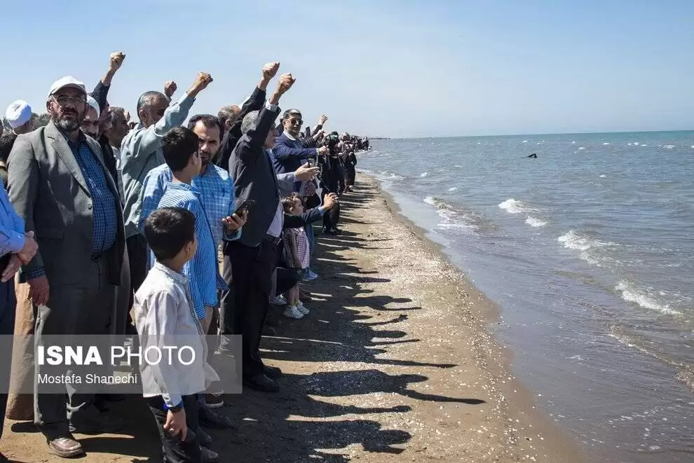 تصاویر - تشکیل زنجیره انسانی در ساحل مازندران