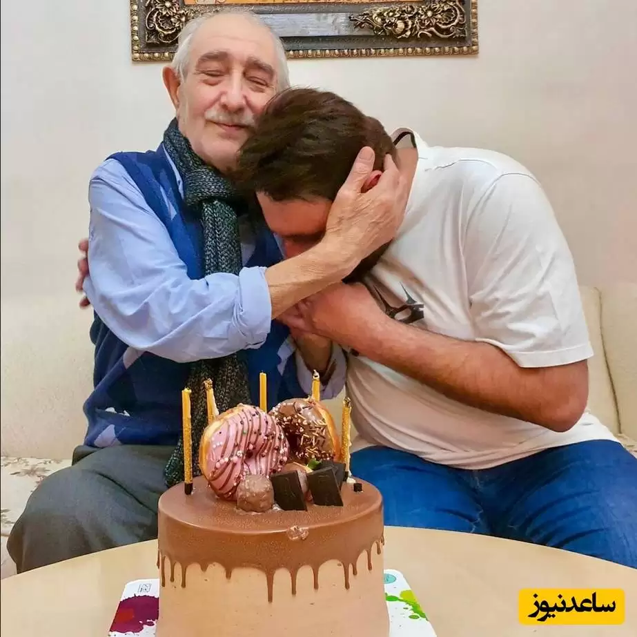 آخرین جشن تولد محمد علیزاده در کنار پدرش با رونمایی از کیک متفاوتش با تصویری از یک خروس+عکس