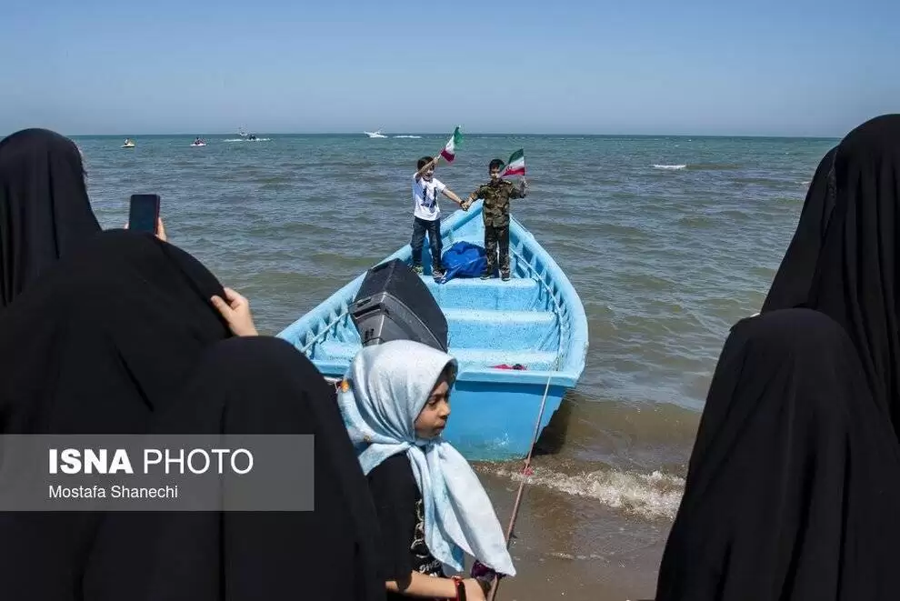 تصاویر - تشکیل زنجیره انسانی در ساحل مازندران