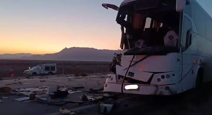تصادف اتوبوس با کامیون در یزد؛ آخرین وضعیت مسافران -  عکس