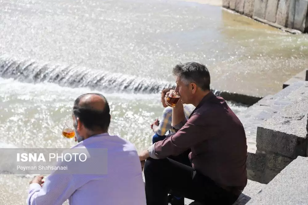 تصاویر جالب از استراحت زیر سایه پل خواجو -  عکس