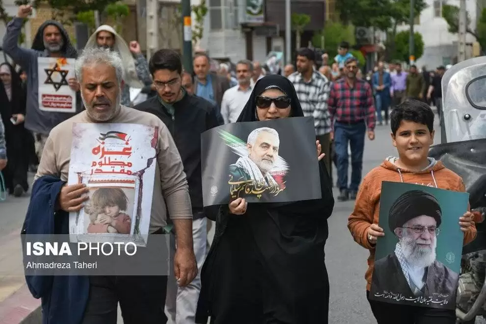 تصاویر - راهپیمایی نمازگزاران جمعه در حمایت از عملیات سپاه پاسداران