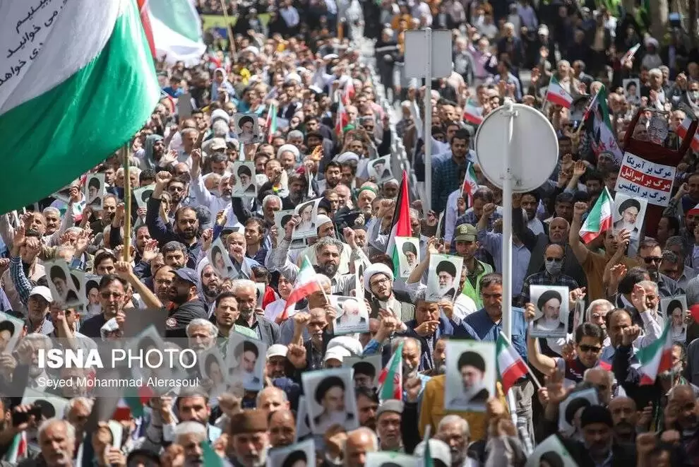 تصاویر - راهپیمایی نمازگزاران جمعه در حمایت از عملیات سپاه پاسداران