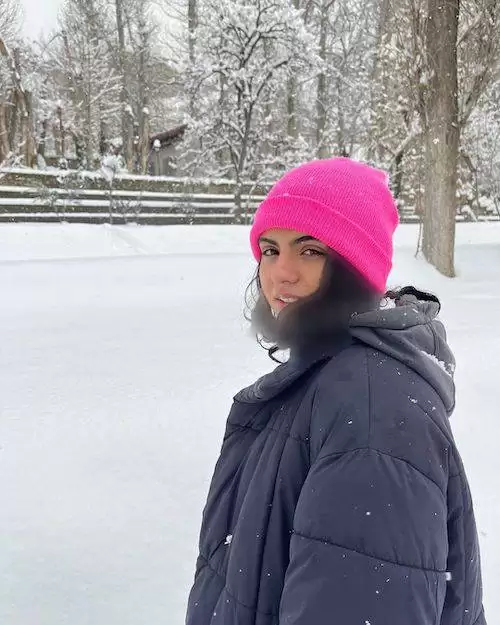 دختر کوچولوی ریزآبادی ها با کلاه بامزه اش در حال برف بازی دیده شد! استایل گرم سارا حاتمی را ببینید