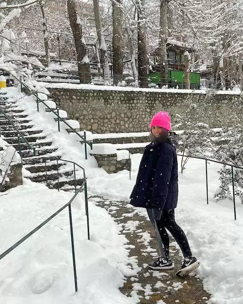 دختر کوچولوی ریزآبادی ها با کلاه بامزه اش در حال برف بازی دیده شد! استایل گرم سارا حاتمی را ببینید