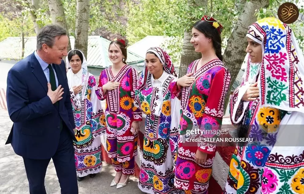 (عکس) دیوید کامرون دست به سینه مقابل دختران جوان تاجیک