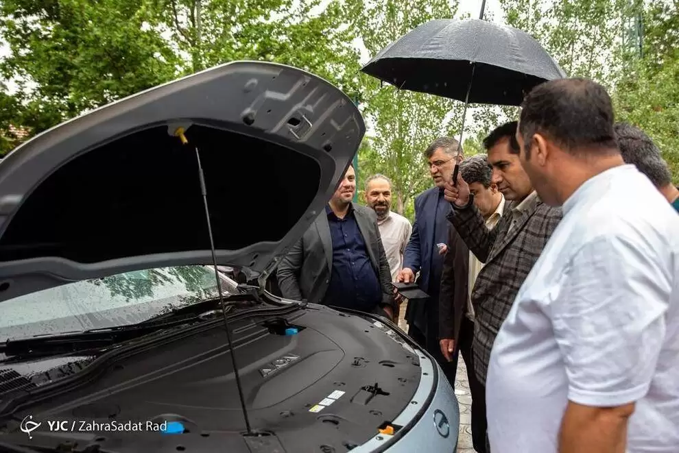تصاویر - کاروان خودروهای برقی بدون پلاک در تهران