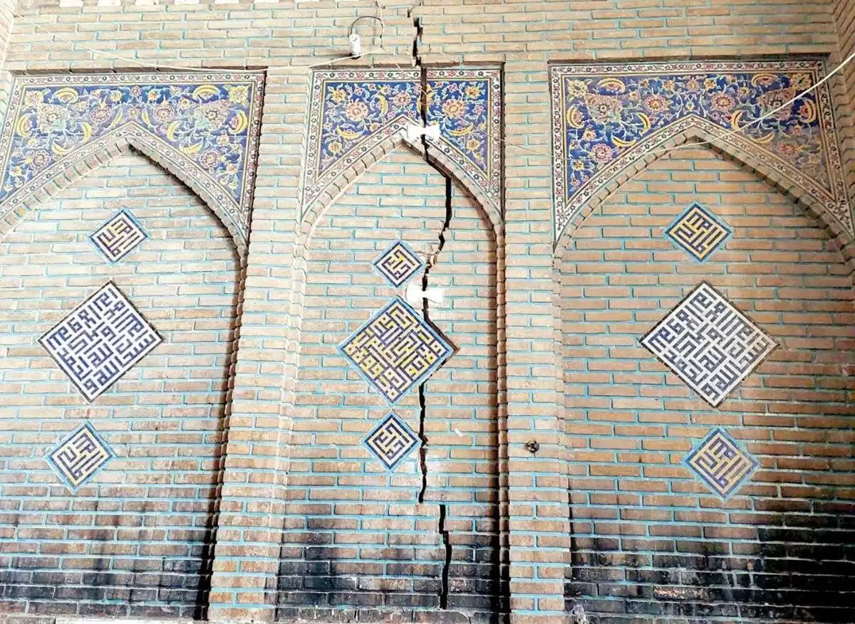  آژیر قرمز در اصفهان -  فرونشست به آثار باستانی هم رسید+ عکس