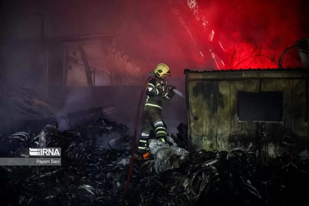 تصاویر - آتش سوزی انبار لاستیک در جنوب تهران