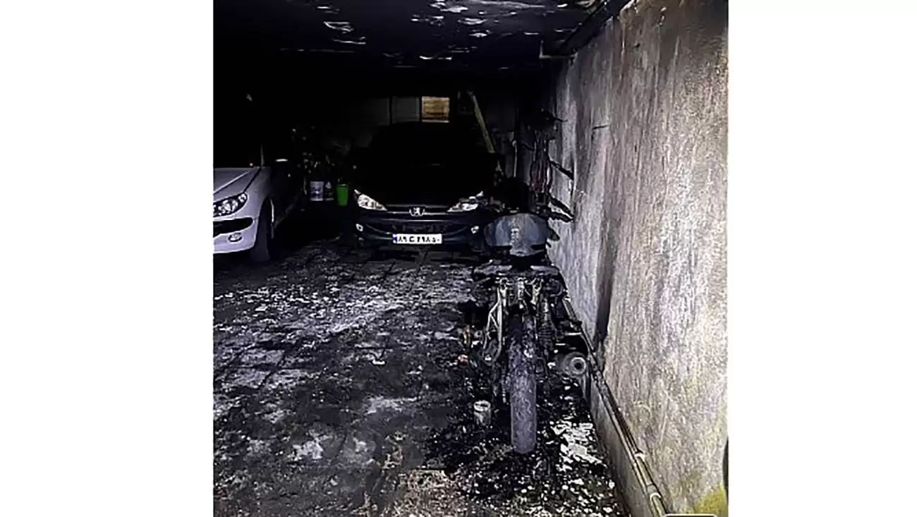 آتش سوزی موتور گران قیمت در پارکینگ مجتمع مسکونی  -  در نارمک تهران رخ داد
