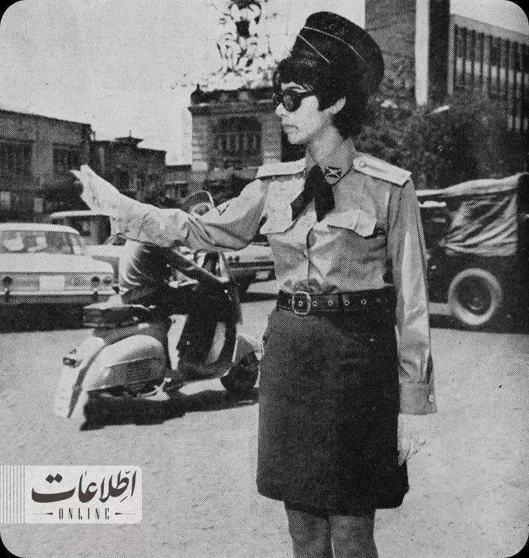 تهران قدیم -  پلیس زن راهنمایی و رانندگی در خیابان های تهران- عکس