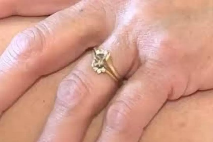 ماجرای جالب گم شدن حلقه ازدواج -  (اگر انگشتر الماس در کیک تان پیدا کردید، برگردانید!)