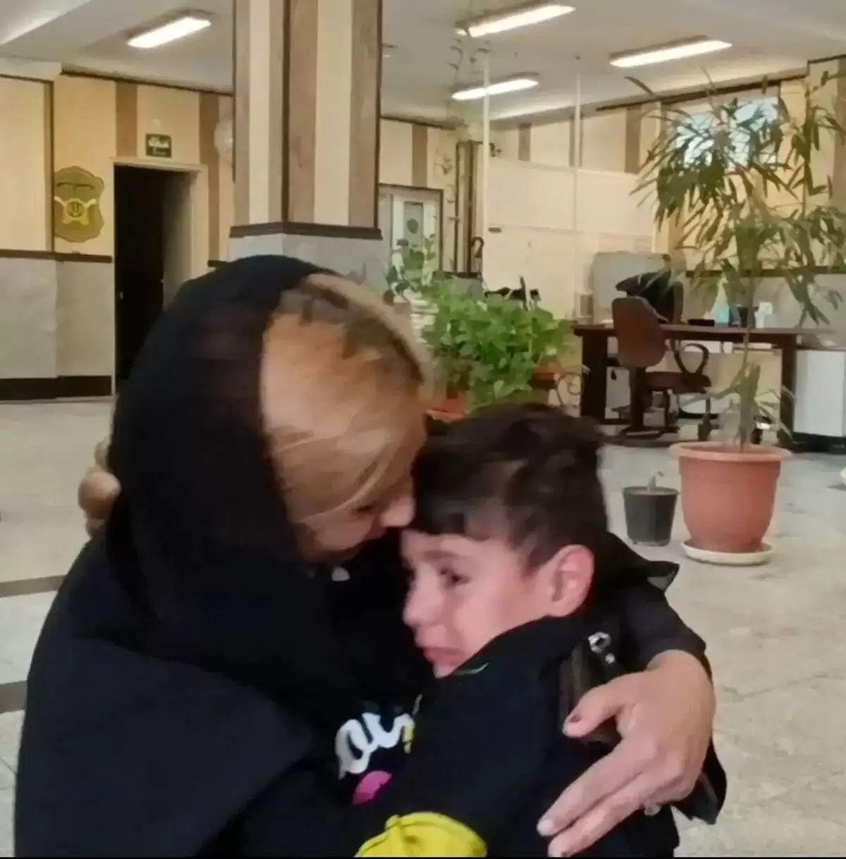پسربچه گمشده به آغوش مادرش بازگردانده شد -  عکس