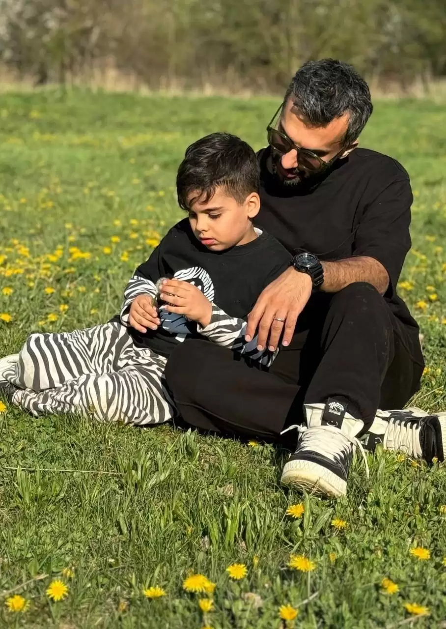 تصویر  -  ژست جالب محمدحسین میثاقی و پسرش