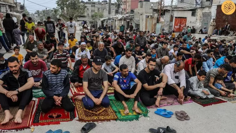 تصاویر - اقامه نماز جمعه در بین ویرانه های مسجد غزه