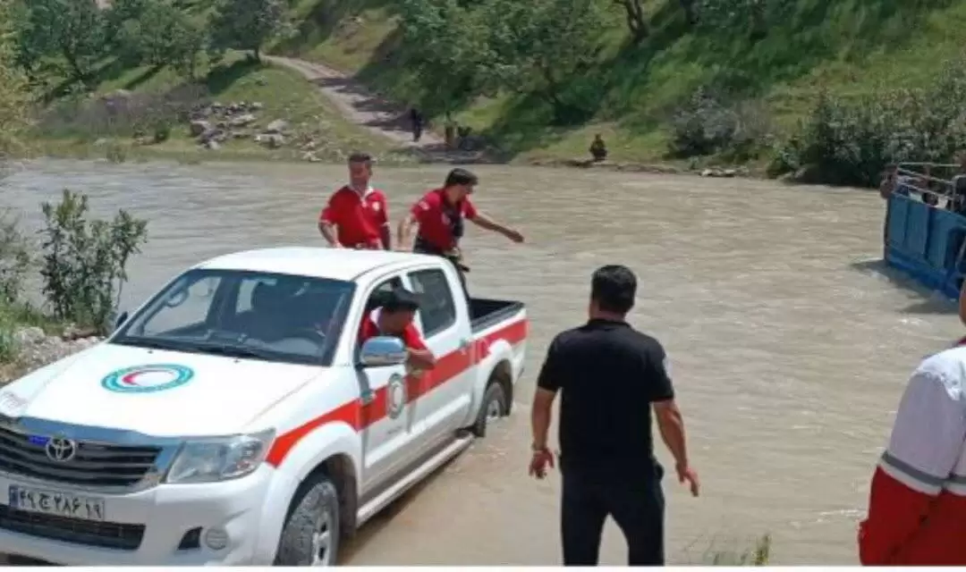 تصاویر نجات خودروی گرفتار شده در رودخانه  -  6 سرنشین نجات پیدا کردند  -  ویدئو