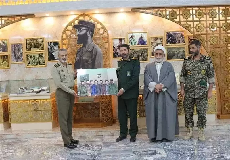 (عکس) هدیه ویژه فرمانده سپاه تهران به فرمانده کل ارتش
