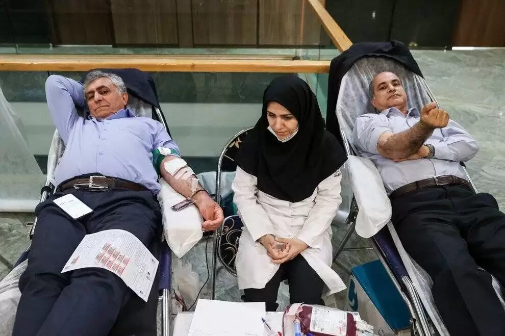 تصاویر - نمایندگان مجلس درحال اهدای خون