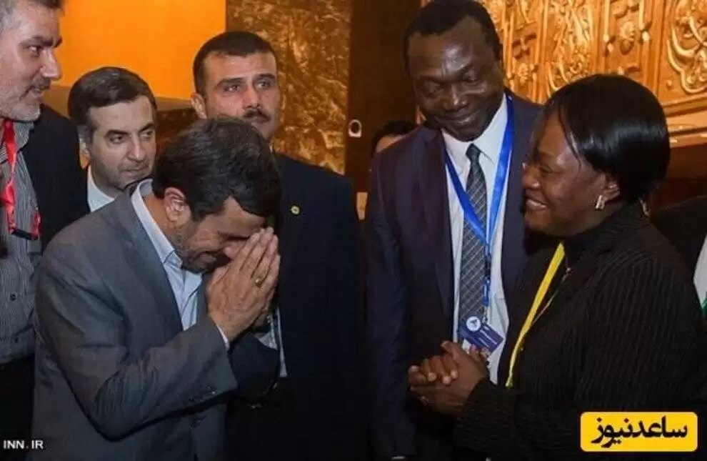 (تصویر) شگرد متفاوت محمود احمدی نژاد برای دست ندادن با زنان