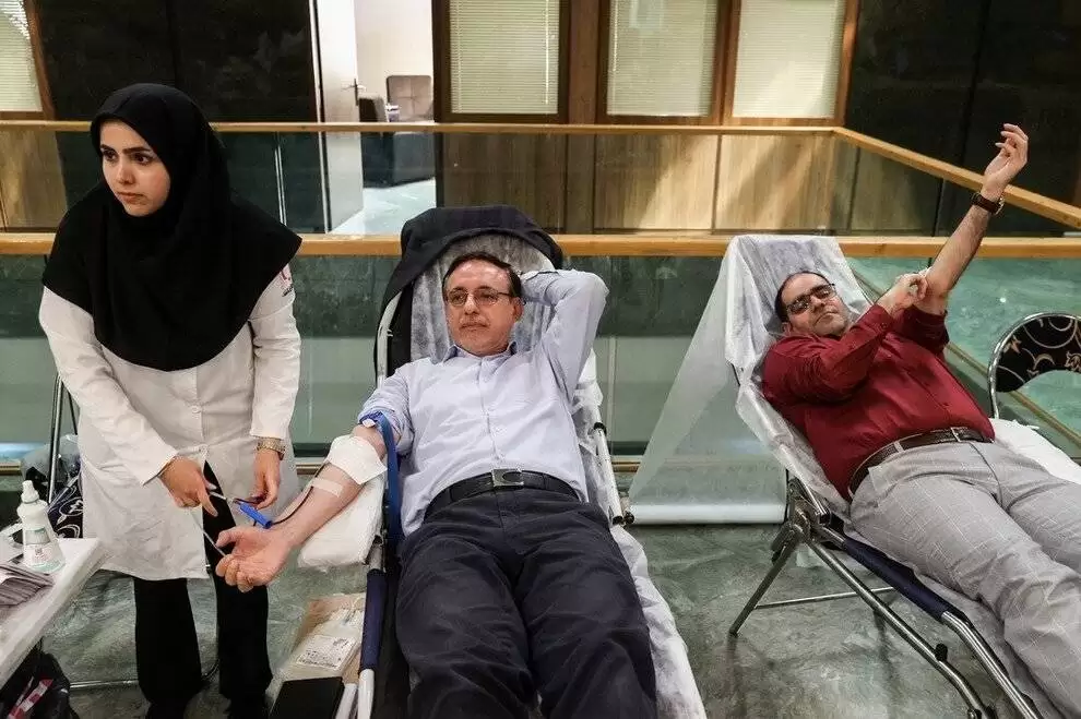 تصاویر - نمایندگان مجلس درحال اهدای خون