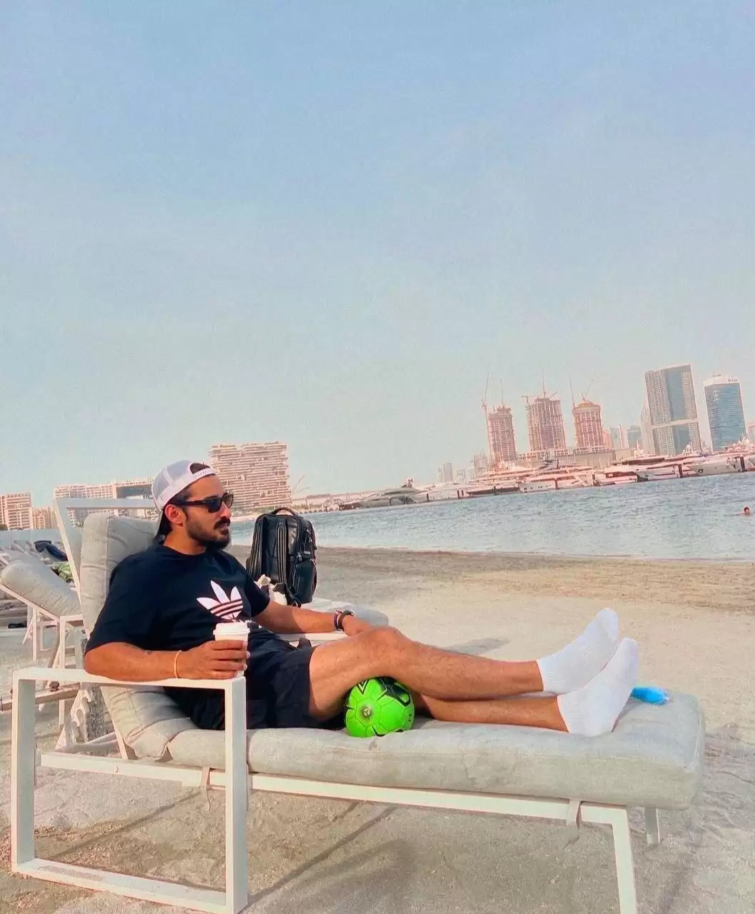 تصویر  -  تفریح و استراحت رضا گوچی در ساحل امارات