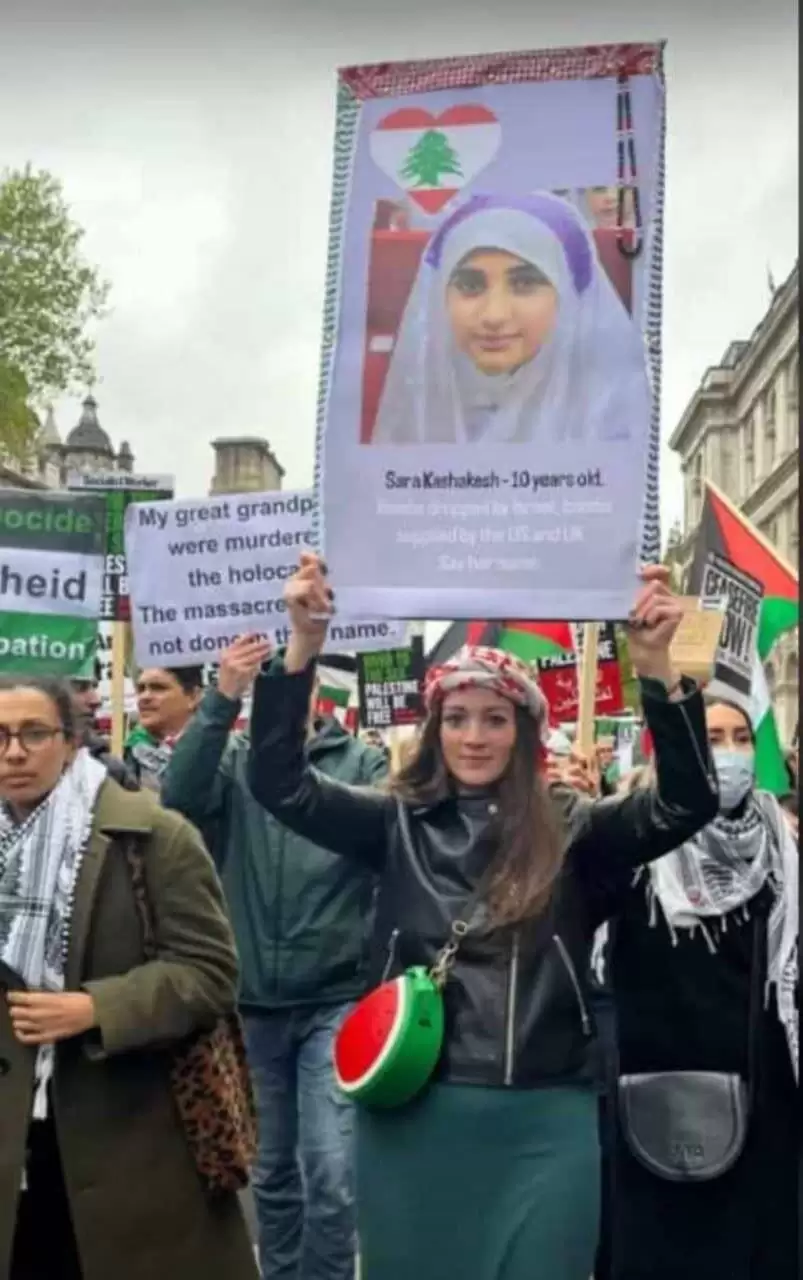 دختر شهید 11 ساله لبنانی در تظاهرات انگلیس!  -  عکس
