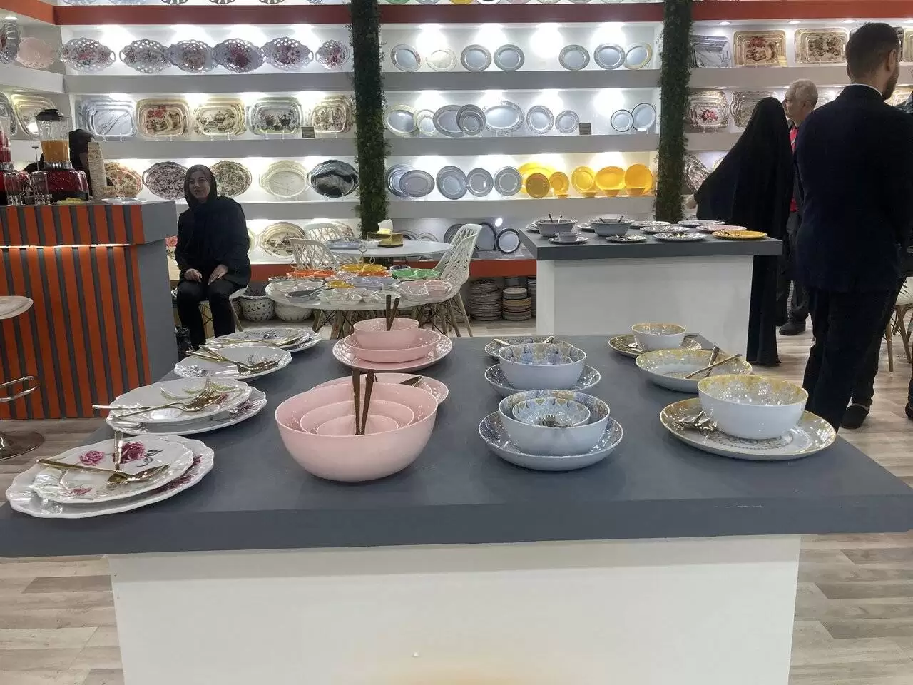 عجایب صادراتی ایران در نمایشگاه اکسپو  -  از میز خاتم با استخوان شتر تا ملامین های مادربزرگی