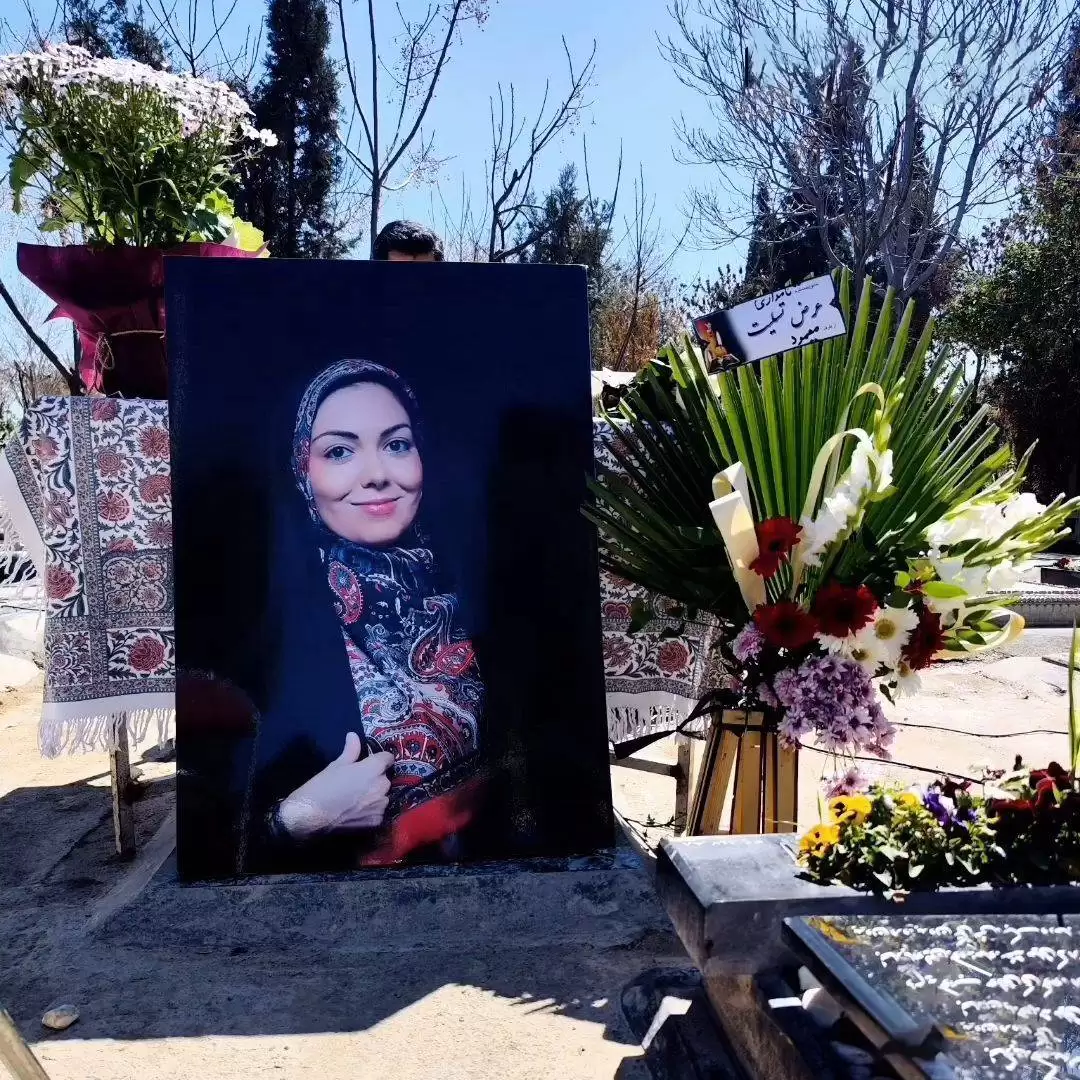 تزئینات خانه ابدی آزاده نامداری در  سالگردش -  نوشته روی سنگ قبرش خاص است ! + تصاویر و بیوگرافی خانم مجری